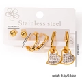 Vue détaillée de la taille des boucles d'oreilles cœur et étoile en acier doré et strass - Ensemble de boucles d'oreilles cœur irrégulier