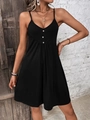 Détail d'une robe noire en maille avec fines bretelles et boutons décoratifs devant - S / Noir