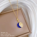 Dettaglio pendente luna e stella dorato con smalto blu, cristalli e dimensioni - Stile Ciondolo Stella Luna (E443)