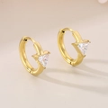 Dettaglio ravvicinato di orecchini placcati oro 18K con cristallo triangolare - Oro Bianco (KE114019-GC)