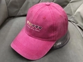 Dettaglio del berretto in cotone lavato rosa con ricamo a cuore e scritte artistiche - Stile Cuore Sfumato / Rosa Fucsia [Cuore Sfumato]
