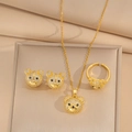 Detail eines luxuriösen vergoldeten Bärenschmuck-Sets mit mikroverlegten Zirkoniasteinen - Bären-Schmuckset / Gold