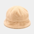 Détail d'un chapeau cloche en peluche beige doux avec texture moelleuse en fausse fourrure - M (56-58cm) / Chapeau Cloche à Sommet Rond / Poche zippée