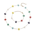 Dettaglio di parure floreale dorata con perline in smalto colorato e chiusure a moschettone - Oro