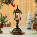 Primer plano de linterna de Papá Noel vintage sobre madera con luces festivas de bokeh - Papá Noel