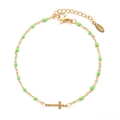 Dettaglio bracciale in acciaio dorato con perline verdi e piccolo ciondolo a croce - Oro Perline Verde Brillante