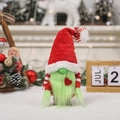 Gnome de Noël avec chapeau rouge et barbe verte sur une table de fête décorée - Style Féminin Haut Chapeau Rouge Avec Décoration de Cœur