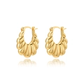 Detailansicht goldener 18k Croissant-Ohrringe mit strukturierter gedrehter Form - Gold Croissant Design