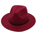 Détail de chapeau fedora rouge bordeaux avec ceinture en cuir noir et boucle dorée - Bord Plat pour Enfants (54cm) / Bordeaux