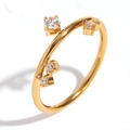 Minimalistischer Ring aus 18K vergoldetem Edelstahl mit vier funkelnden weißen Zirkonsteinen - US 6 / Gold mit weißem Zirkon
