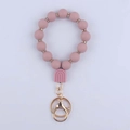 Dettaglio del portachiavi a bracciale con perle in silicone rosa e chiusura in metallo dorato - Rosa Antico