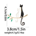 Detalle del broche de gatos blanco y negro de 4,1 cm x 3,8 cm con medidas indicadas - Dos Gatos en una Rama