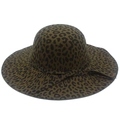 Detailopname van de luipaardprint fedora hoed met brede rand in wolvilt textuur - Eén maat / koffiekleur