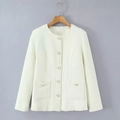 Detailansicht der Tweed-Jacke in Creme mit eleganten Perlenknöpfen und Textur - S / Weiß