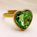 Détail macro d'un cristal vert en forme de cœur sur une bague ajustable dorée chic - Style Coeur / Vert