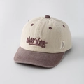Dettaglio del ricamo New York sul cappellino bicolore beige e marrone per bambini - 48cm (6 Mesi-2 Anni) / Rosso Vino (Beige/Rosso Vino)