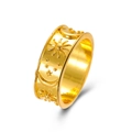 Vue détaillée d'une bague dorée vintage avec reliefs célestes du soleil et de la lune - Or