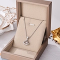 Collier avec pendentif éventail argenté serti de zircons dans son coffret cadeau de luxe - 8918-Argent