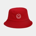 Gros plan d'un chapeau bob rouge avec broderie smiley blanche et coutures renforcées - Taille unique / Bordeaux