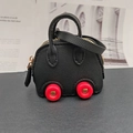 Ciondolo borsa mini a forma di auto in pelle litchi nera con dettagli ruote rosse - Nero