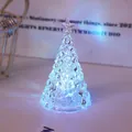 Makro-Detail eines Kristall-Weihnachtsbaums Nachtlicht mit blauem LED-Leuchteffekt - Irisierender Weihnachtsbaum