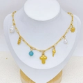 Collana dorata serie oceano con perle, croce e ciondoli a conchiglia su modella - Croce