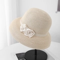 Détail d'un chapeau en paille beige avec roses en tissu et texture de tissage fine - Beige (Double Fleur)