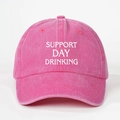 Vista dettagliata del berretto rosa in cotone lavato con testo bianco Support Day Drinking - Rosa Rossa