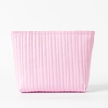Dettaglio del beauty case rosa impermeabile con texture in pelle PU trapuntata verticale - 26*8*18cm / Rosa