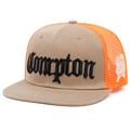 Gorra trucker de estilo urbano con bordado Compton en kaki y malla naranja vivo - Ajustable / Caqui/Naranja