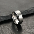 Herrenring aus Silber-Edelstahl 8mm mit gebürstetem Finish und polierten Kanten - US 6 / Silber Matt