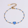 Dettaglio del bracciale a cuore placcato oro 18k con smalto blu scuro e chiusura a moschettone - Celeste