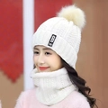 Winter-Set mit weißer Strickmütze, Fleecefutter, warmem Schal und gelbem Kunstfellbommel - Mütze + Halswärmer Set / Weiß