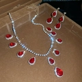 Detail von rotem Tropfen-Edelstein-Schmuckset in einer Samtbox mit Halskette - Set-Rot