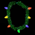 Detail van de LED kerstketting met kleurrijke gloeilampen en groene tinsel krans - Groen