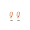 Dettaglio di orecchini huggie da 7mm in oro rosa con pavé di zirconi bianchi - Interno 7mm / Oro rosa