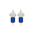Dettaglio di orecchini a lobo dorati con zirconi rettangolari blu intenso e cristalli chiari - Zirconia Blu