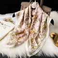 Foulard quadrato in seta rosa con motivi a rose, drappeggiato su una borsa in pelle beige - Rosa