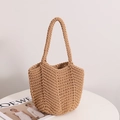 Vintage-Schultertasche aus gewebter Baumwolle für Strandurlaube auf weißem Tisch - Kaffeebraun