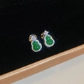 Elegante grüne Zirkon-Ohrstecker in Goldoptik mit funkelnden Kristallen - Grüne Hulu Ohrclips