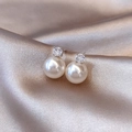 Elegantes pendientes de circonita y perla sobre tela de raso color champán - Estilo de Aguja de Plata Regular / Plateado