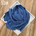 Détail d'un foulard en mousseline bleu foncé avec des paillettes dorées brillantes - Bleu clair