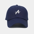 Dettaglio cappellino blu navy con lettera A ricamata in 3D e visiera curva classica - Regolabile / Blu scuro