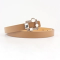 Détail d'une fine ceinture en cuir PU kaki avec boucle carrée ornée de strass brillants - Camel
