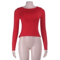 Detailansicht der Vorderseite des roten, eng anliegenden Langarm-Crop-Tops mit Glanzeffekt - S / Rot
