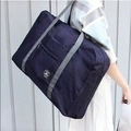 Dunkelblaue faltbare Reisetasche mit grauen Trägern am Modell für Reise und Sport - Dunkelblau