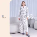 Accappatoio unisex in pile jacquard grigio argento con dettagli in peluche - M / Stile Donna / Grigio Argento