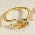 Primer plano de anillo ajustable bañado en oro con circonitas de colores y diseño de trigo - Espiga de Trigo Circonita de Colores / Dorado
