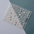 Vue macro détaillée des autocollants à ongles marguerites 5D blancs avec relief en relief - Style Petite Marguerite Blanche (TS-045)