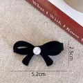 Klassische schwarze Samtschleife-Haarspange mit Perle und Vintage-Ästhetik - Schwarze Perlenbogenklammer